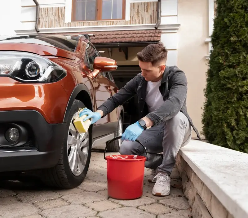 Lavage auto à domicile Saint-Aignan-Grandlieu : professionnel intervenant sur un véhicule
